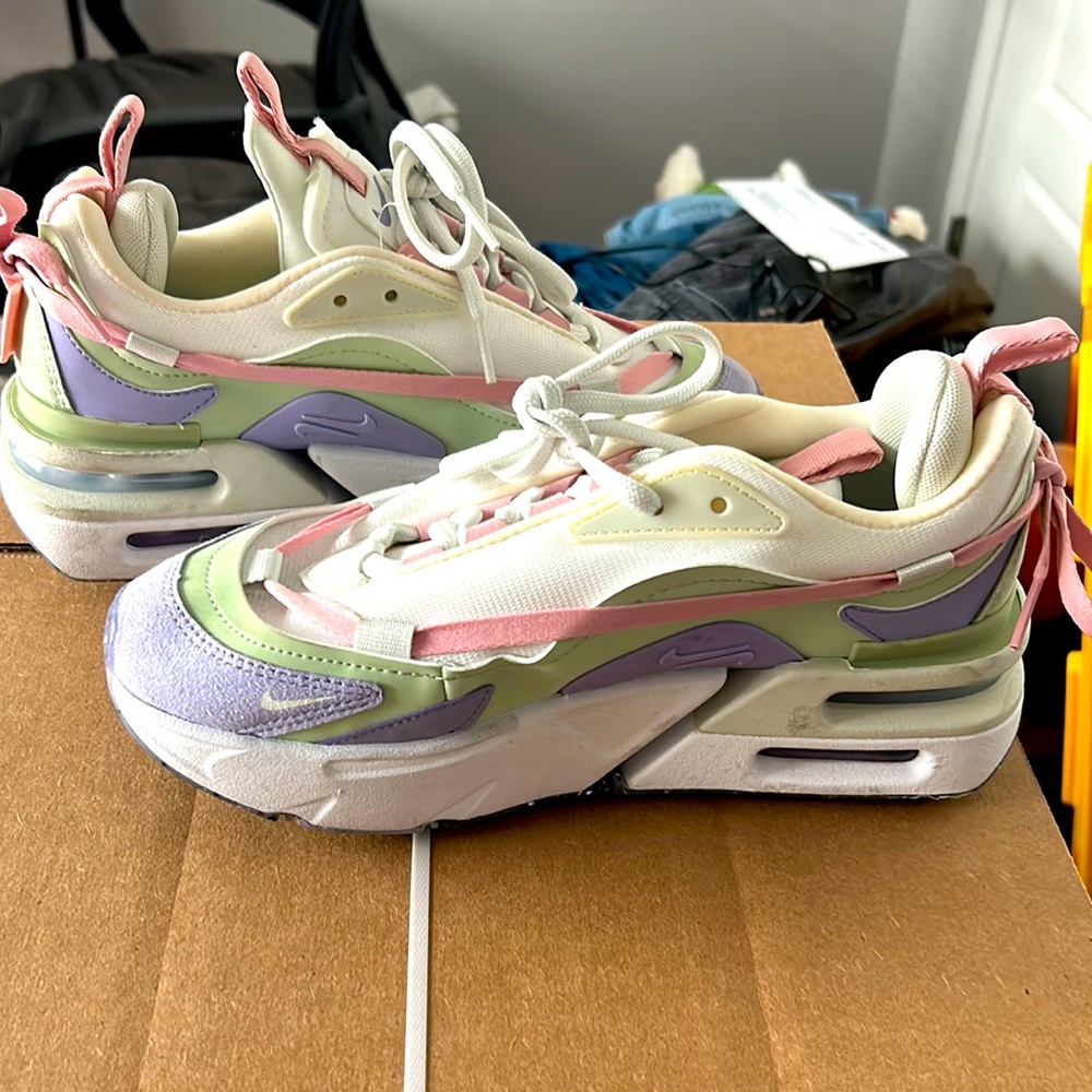 WOMEN’S NIKE SHOES